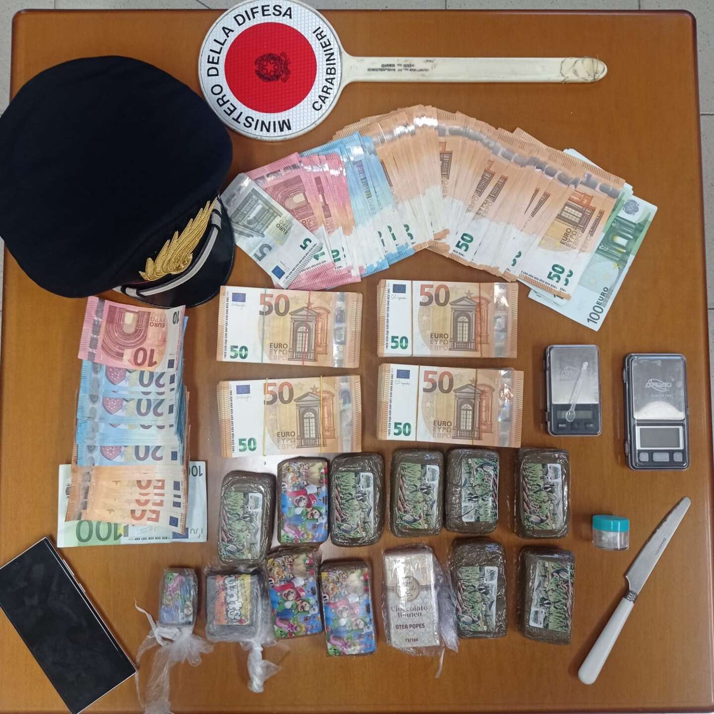 operazione dei carabinieri 32enne arrestato con oltre un chilo di hashish cocaina e quasi 27mila euro in contanti
