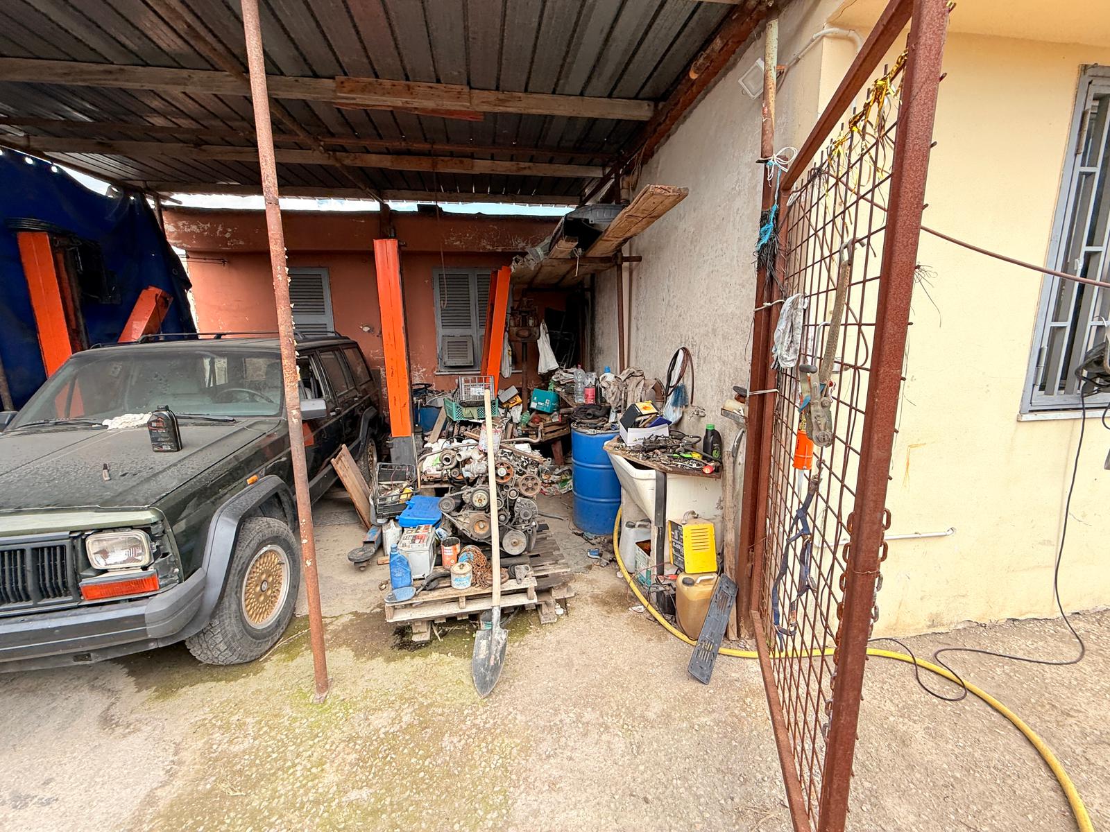 Armi e rifiuti nell’autocarrozzeria abusiva, sequestro della Polizia Locale a Ponticelli