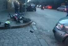 Impatto auto-moto sul viale degli Atlantici: minorenne trasportato in ospedale