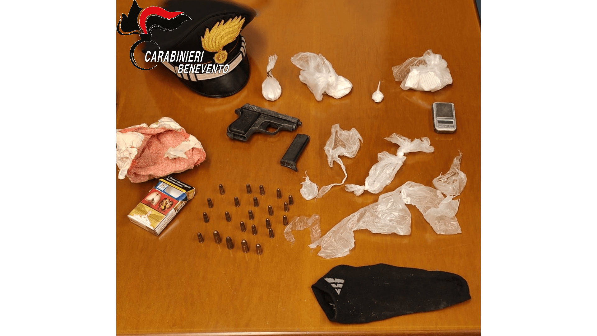 Cocaina e pistola clandestina in casa: in manette marito e moglie Cocaina e pistola clandestina in casa: in manette marito e moglie