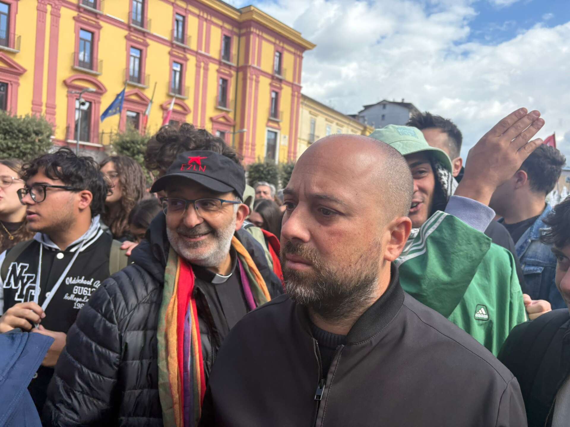 VIDEO  Don Vitaliano in piazza per Gaza: “Schieriamoci”