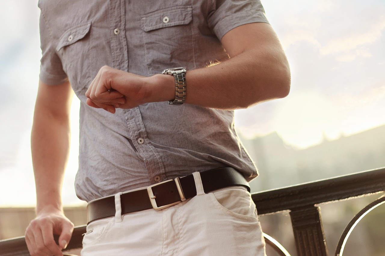 gli accessori must have da uomo per uno stile casual chic