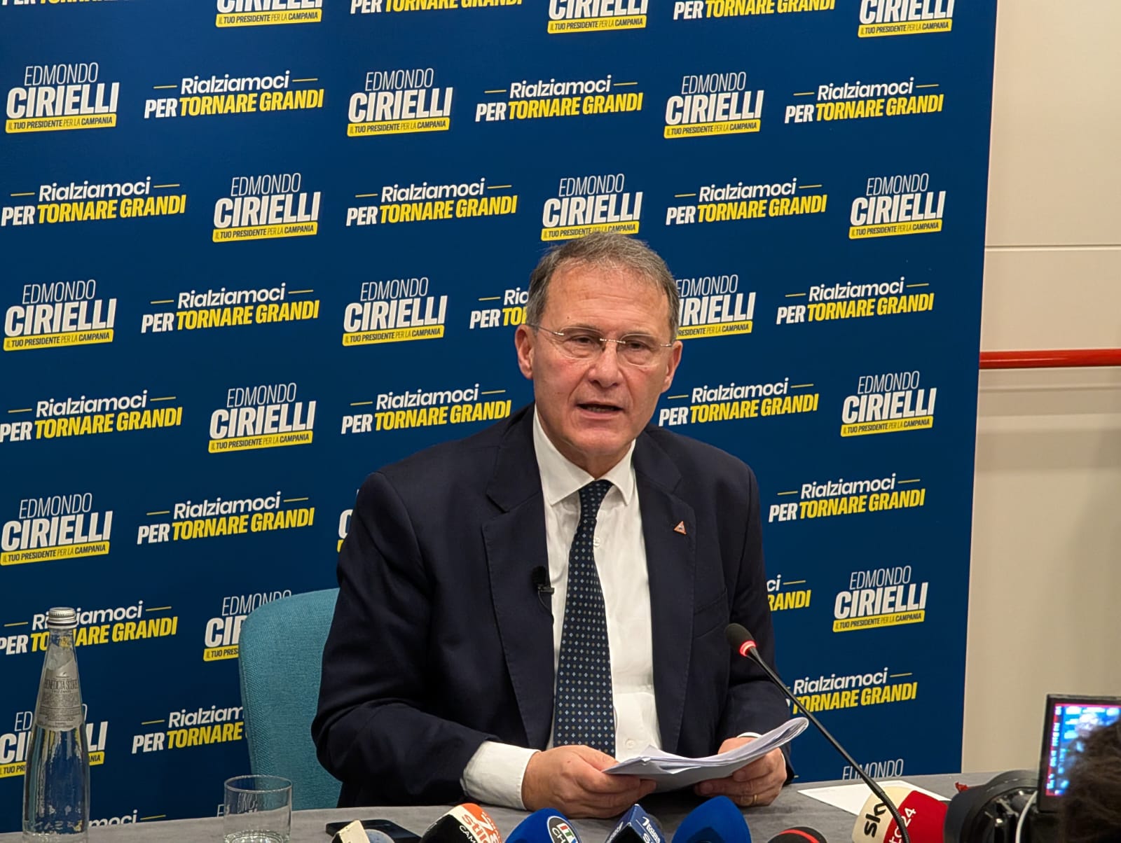 Regionali, Cirielli debutta e il vero bersaglio è De Luca: “Fico avversario, non nemico”