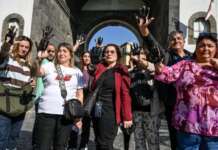 Donna violentata a Napoli, flash mob con mani tinte di nero