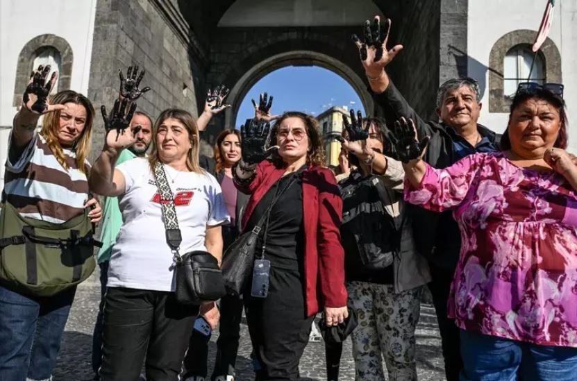 Donna violentata a Napoli, flash mob con mani tinte di nero Donna violentata a Napoli, flash mob con mani tinte di nero