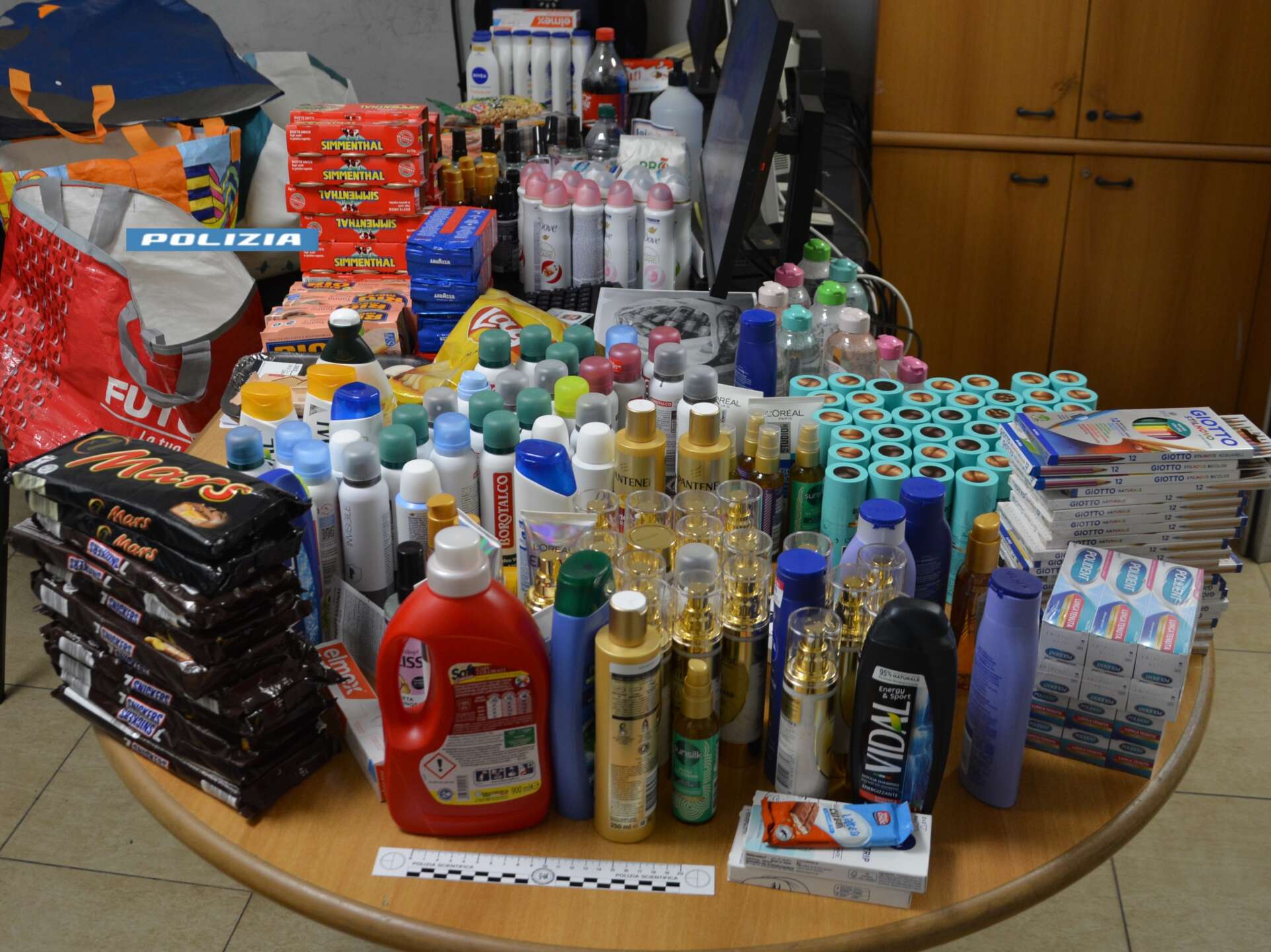furto all8217interno di un supermercato arrestato un trentenne
