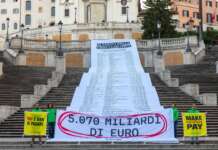 Finanziaria, attivisti di Greenpeace presentano il conto della crisi climatica: “Chi è responsabile deve pagare”