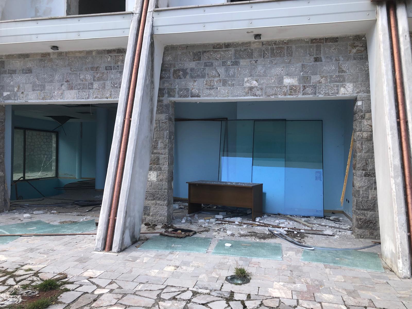 FOTO/ Furti e vandalismo: dell’Hotel Taburno resta solo lo scheletro FOTO/ Furti e vandalismo: dell’Hotel Taburno resta solo lo scheletro