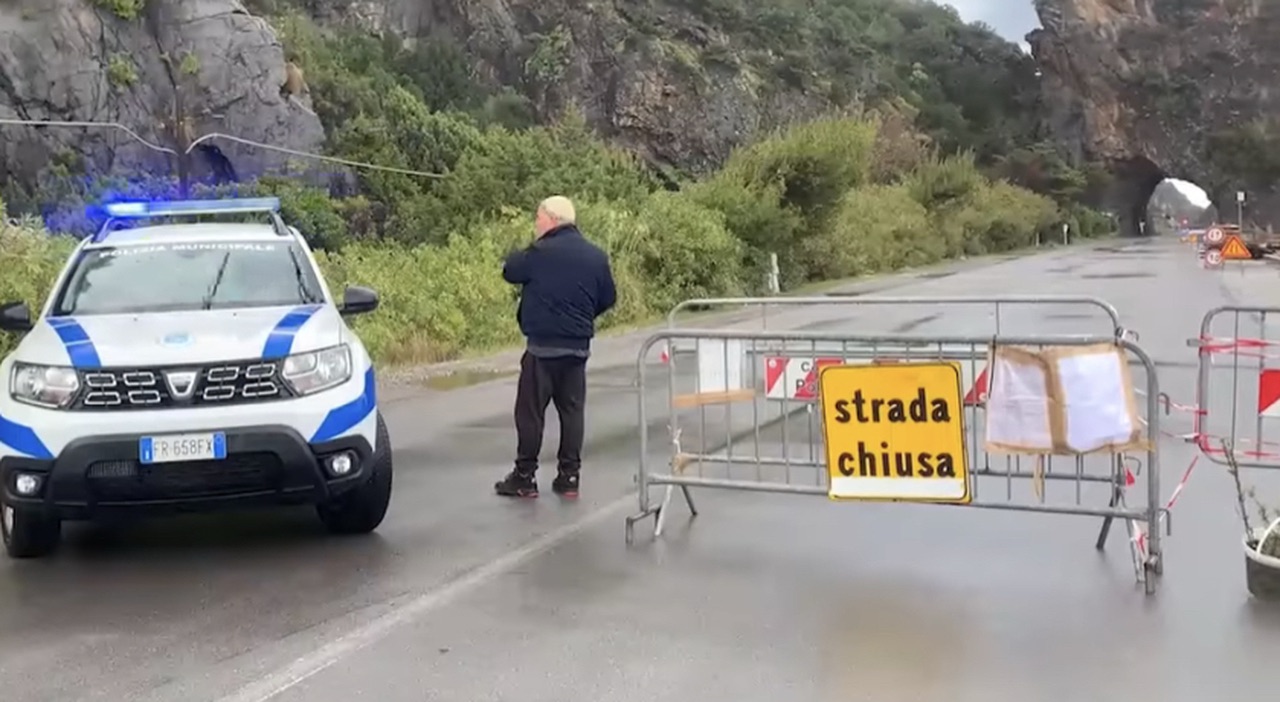 camerota sopralluogo sulla sp 562 dopo la caduta del masso via alla messa in sicurezza