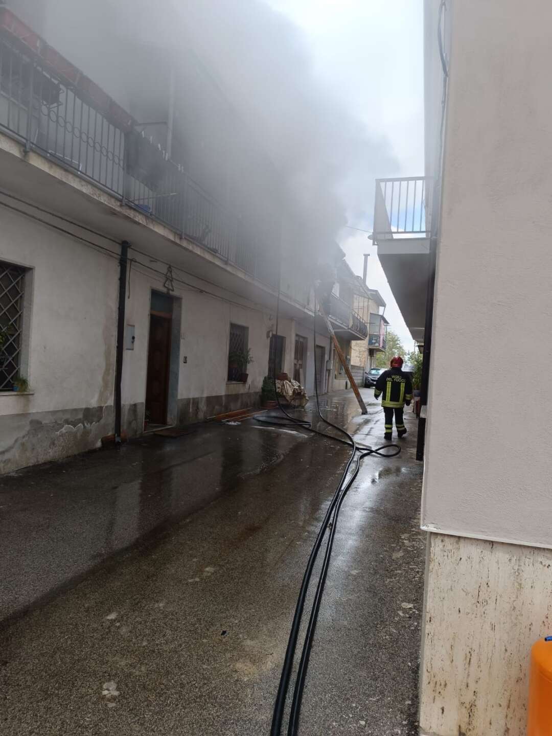 Incendio in abitazione: nessun ferito ma danni ingenti Incendio in abitazione: nessun ferito ma danni ingenti