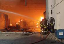 Incendio a Forchia: caschi rossi ancora a lavoro per spegnere il rogo