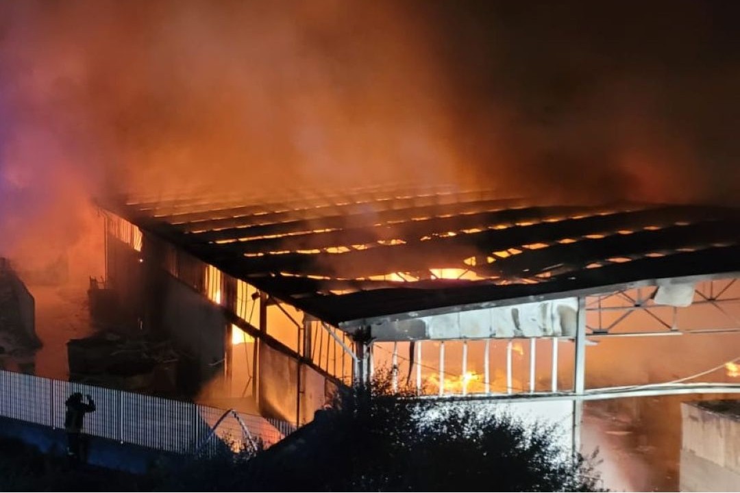 incendio a forchia in corso il monitoraggio delle diossine da parte dell8217arpac
