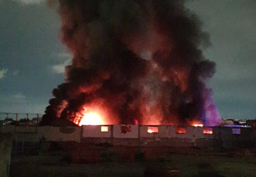 Napoli, scoppia maxi incendio in un capannone di Ponticelli Napoli, scoppia maxi incendio in un capannone di Ponticelli