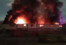 A fuoco capannone a Napoli, dieci famiglie allontanate da casa