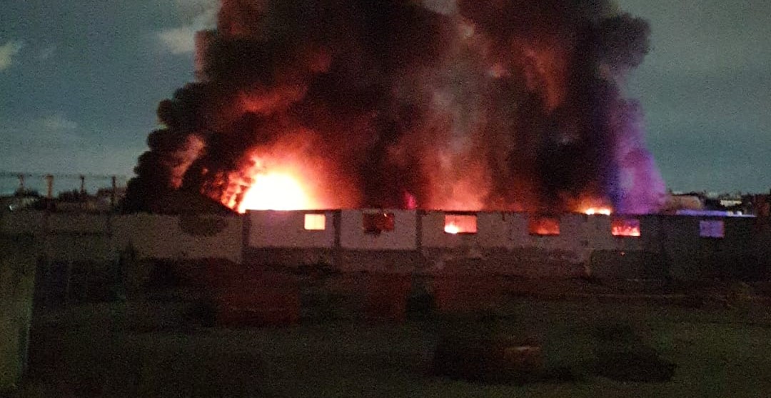 A fuoco capannone a Napoli, dieci famiglie allontanate da casa