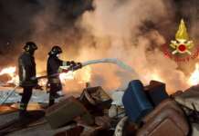 In fiamme rifiuti a Salerno, area trasformata in discarica