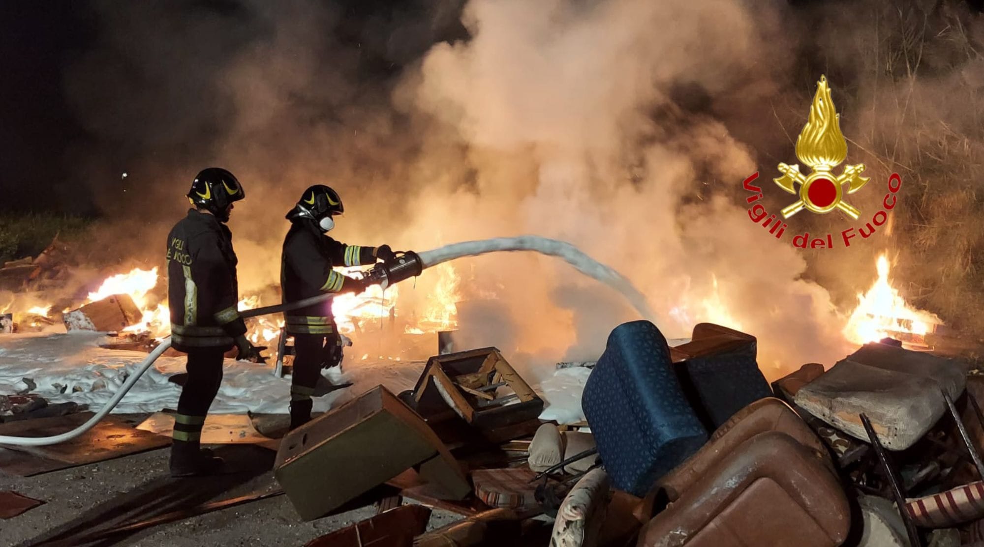 In fiamme rifiuti a Salerno, area trasformata in discarica In fiamme rifiuti a Salerno, area trasformata in discarica