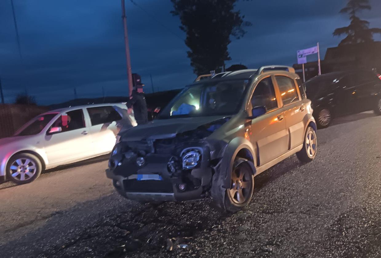 Incidente frontale alle porte della città, due feriti Incidente frontale alle porte della città, due feriti