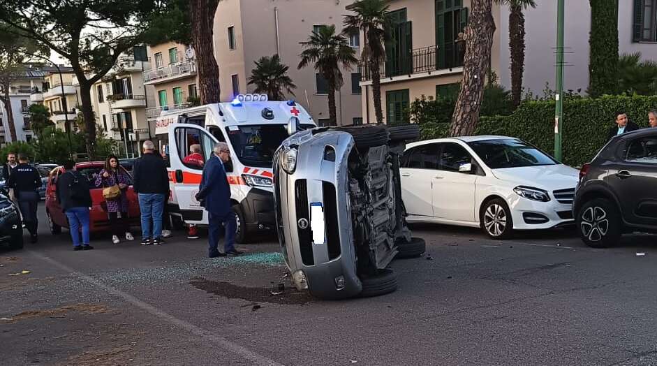 Auto si ribalta in pieno centro: due feriti trasportati al Pronto Soccorso Auto si ribalta in pieno centro: due feriti trasportati al Pronto Soccorso