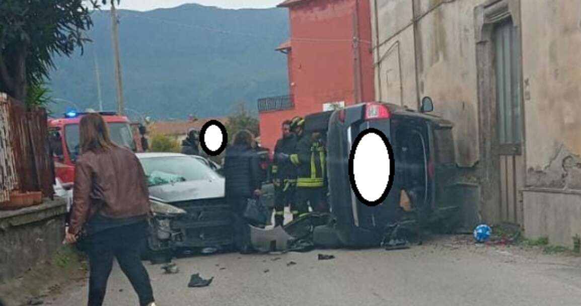 foto montesarchio frontale tra due auto nessun ferito da Anteprima24.it foto montesarchio frontale tra due auto nessun ferito