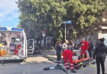 Donna investita mentre era alla guida del suo monopattino: traffico in tilt nei pressi della stazione
