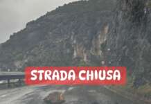 Grosso masso cade sulla carreggiata: strada chiusa al traffico