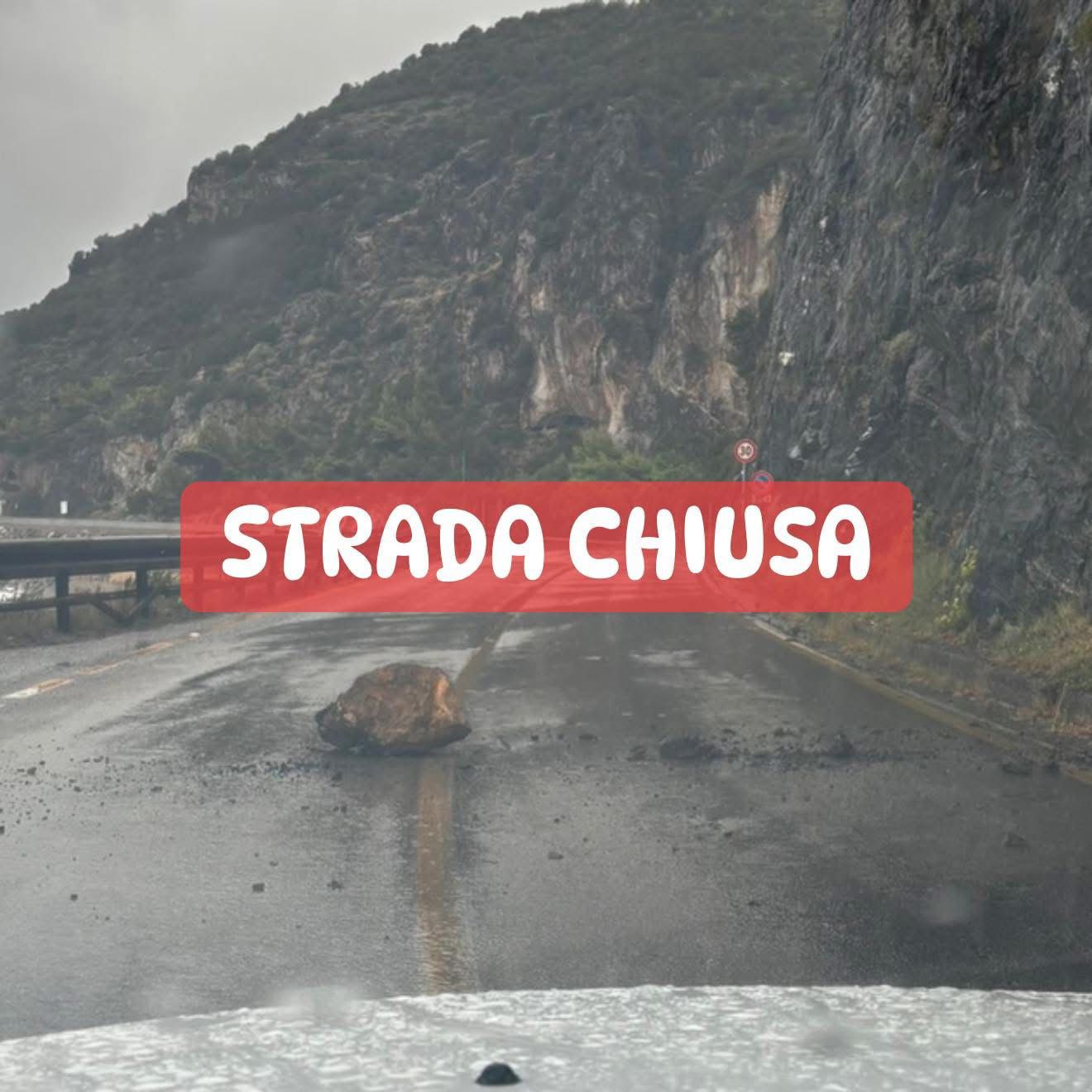 Grosso masso cade sulla carreggiata: strada chiusa al traffico