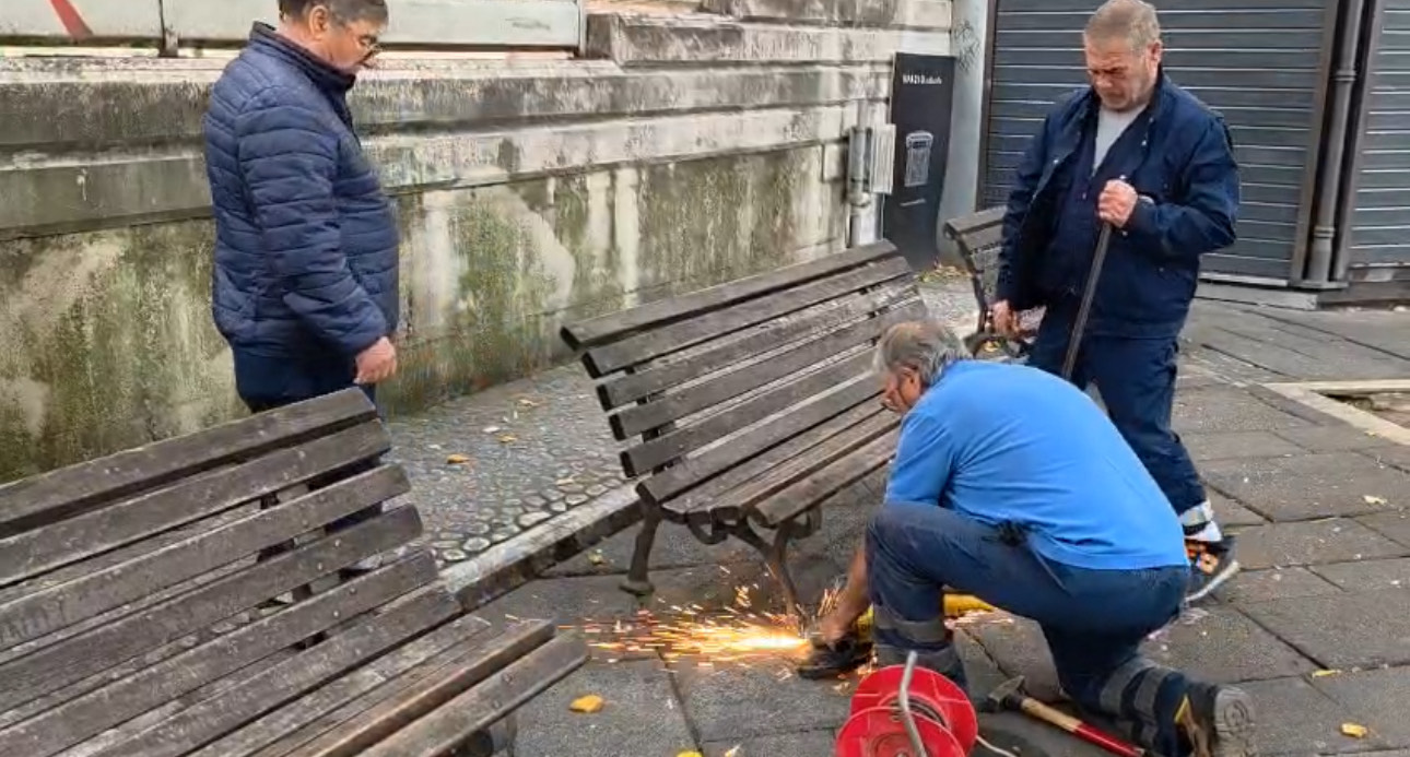 Rione Carmine, smontate le panchine: contrasto ai senzatetto Rione Carmine, smontate le panchine: contrasto ai senzatetto