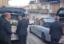 Il giorno del dolore a Paupisi, migliaia di persone per l’ultimo saluto a Elisabetta e Cosimo