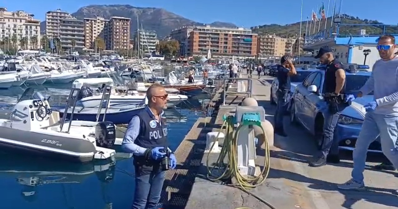 Piazza della Concordia, pistola a mare: indagini polizia Piazza della Concordia, pistola a mare: indagini polizia