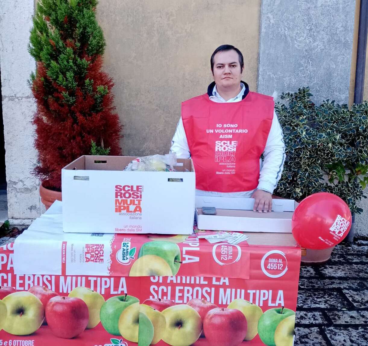 Arpaise, la Pro Loco Generoso Papa è scesa in Piazza Chiesa per “La Mela AISM”