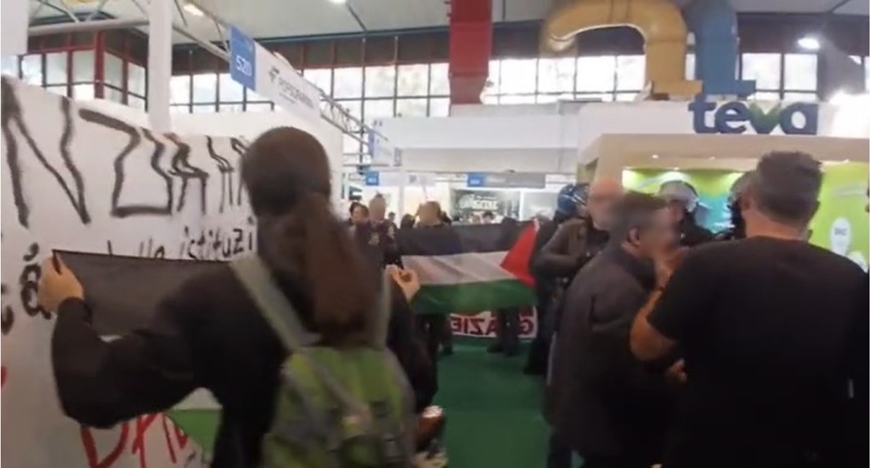 Protesta contro Teva e attivisti arrestati: sono un caso al Comune di Napoli, ricordando la mozione Protesta contro Teva e attivisti arrestati: sono un caso al Comune di Napoli, ricordando la mozione