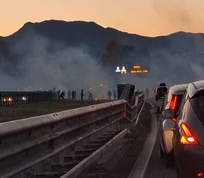 Scontri tra tifosi nel Salernitano: autostrada bloccata
