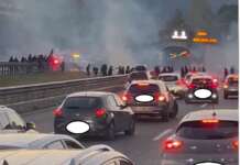 VIDEO/ Lancio di fumogeni e pietre: scontri tra tifosi in autostrada