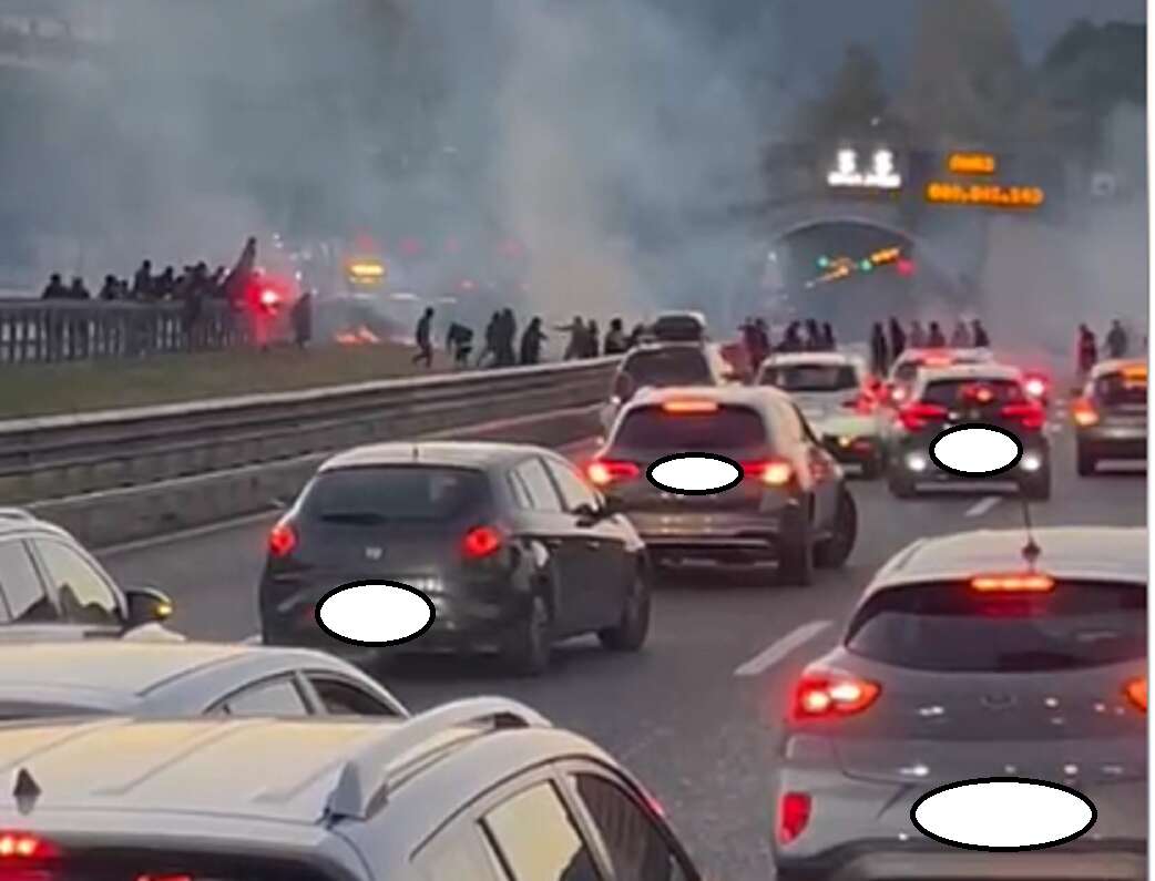 VIDEO/ Lancio di fumogeni e pietre: scontri tra tifosi in autostrada