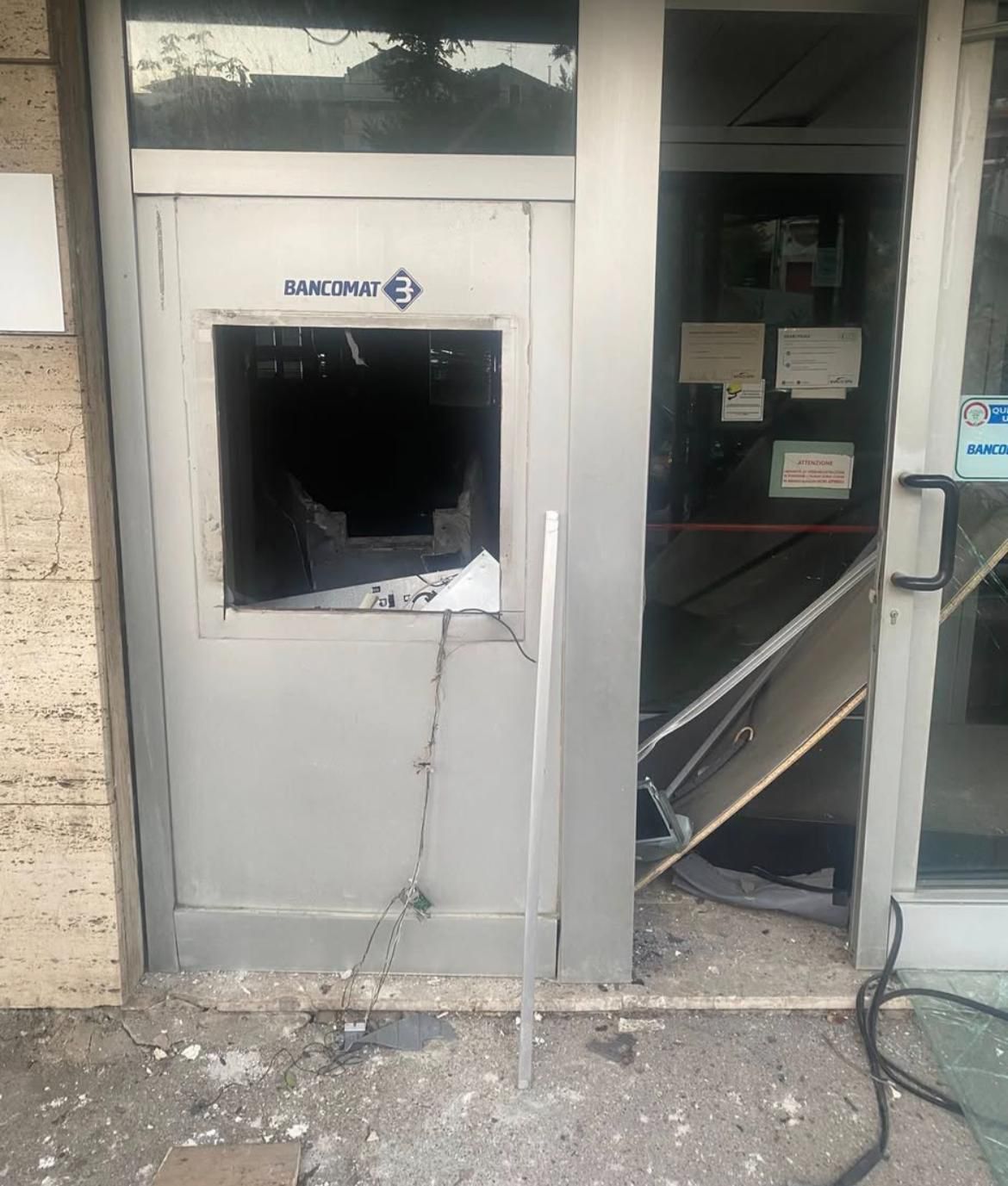 Ennesimo assalto ad un bancomat: danni ingenti, ladri via con il bottino Ennesimo assalto ad un bancomat: danni ingenti, ladri via con il bottino