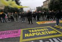 I tassisti napoletani in corteo contro abusivismo e multinazionali