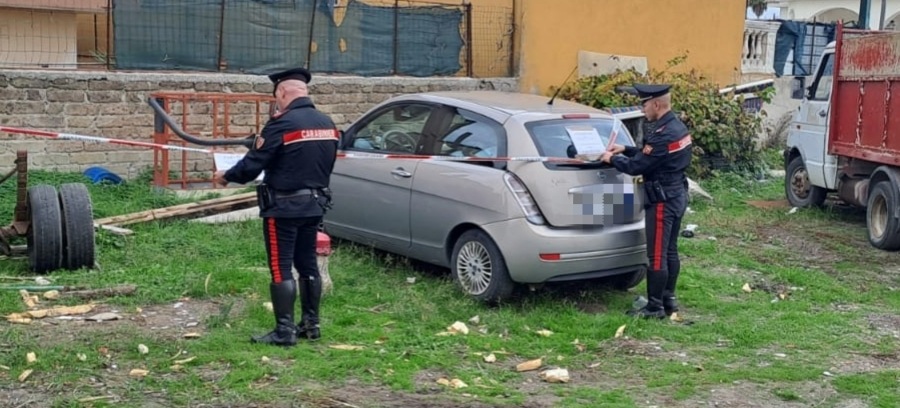 Terra dei Fuochi, controlli dei carabinieri di Napoli e Caserta: giovane sorpreso mentre smontava auto rubata Terra dei Fuochi, controlli dei carabinieri di Napoli e Caserta: giovane sorpreso mentre smontava auto rubata