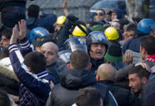 Psv-Napoli, fermati oltre 200 tifosi. L’avvocato: “Marchiati da polizia con numero sulla mano”