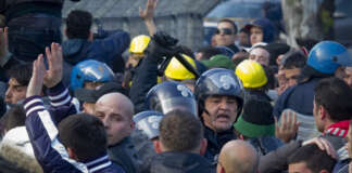 Psv-Napoli, fermati oltre 200 tifosi. L’avvocato: “Marchiati da polizia con numero sulla mano”