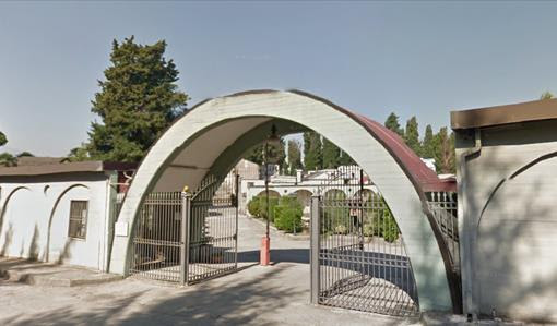 Shock al cimitero: prega sulla tomba del figlio e viene derubata: Shock al cimitero: prega sulla tomba del figlio e viene derubata: