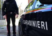 Borsa con armi e droga tra l’immondizia, sequestro a Napoli