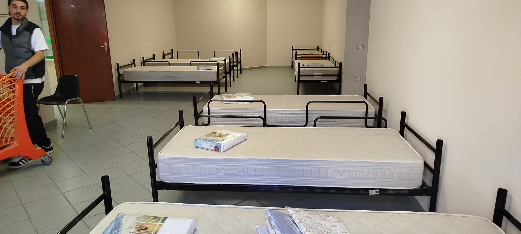 caritas riapre il dormitorio porte aperte a chi ha bisogno di un letto