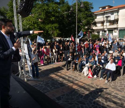 Il territorio abbraccia Volpe: oltre mille persone per la ‘rivoluzione gentile”