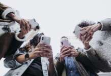 Dalla piazza al feed al brindisi: il politico diventa “influencer”