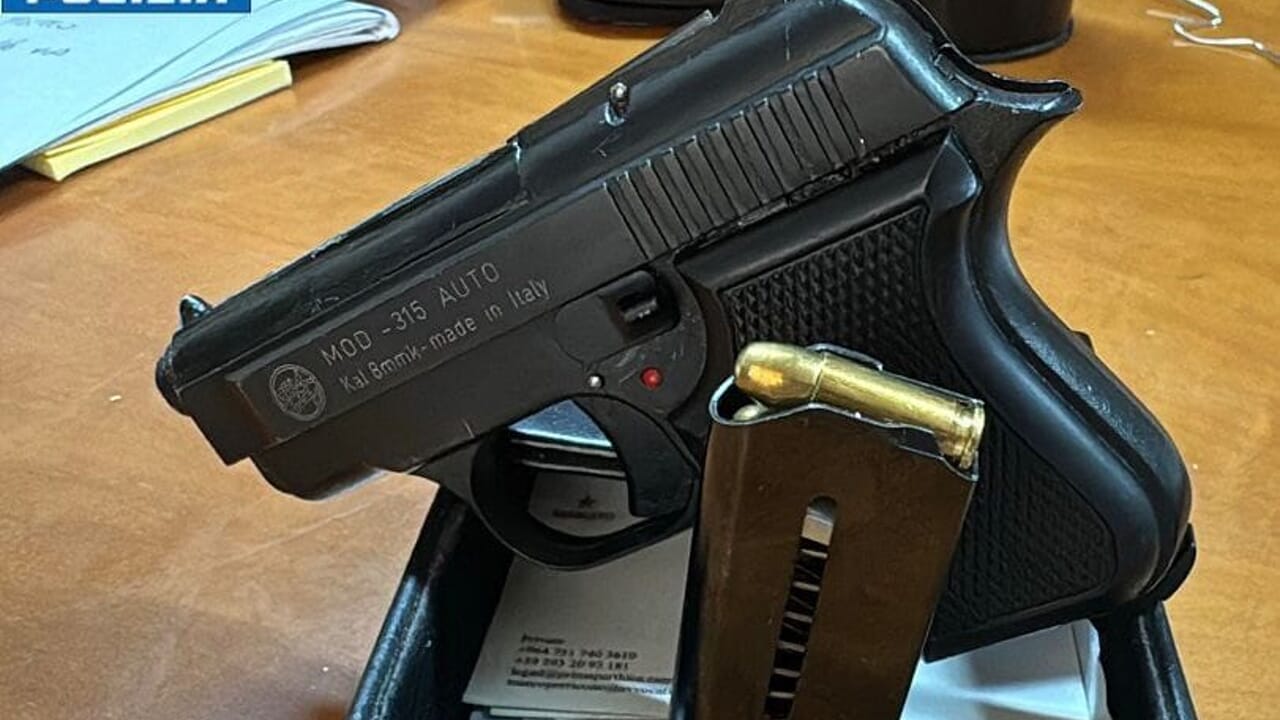 Arma modificata pronta a sparare: fermato un uomo con precedenti Arma modificata pronta a sparare: fermato un uomo con precedenti