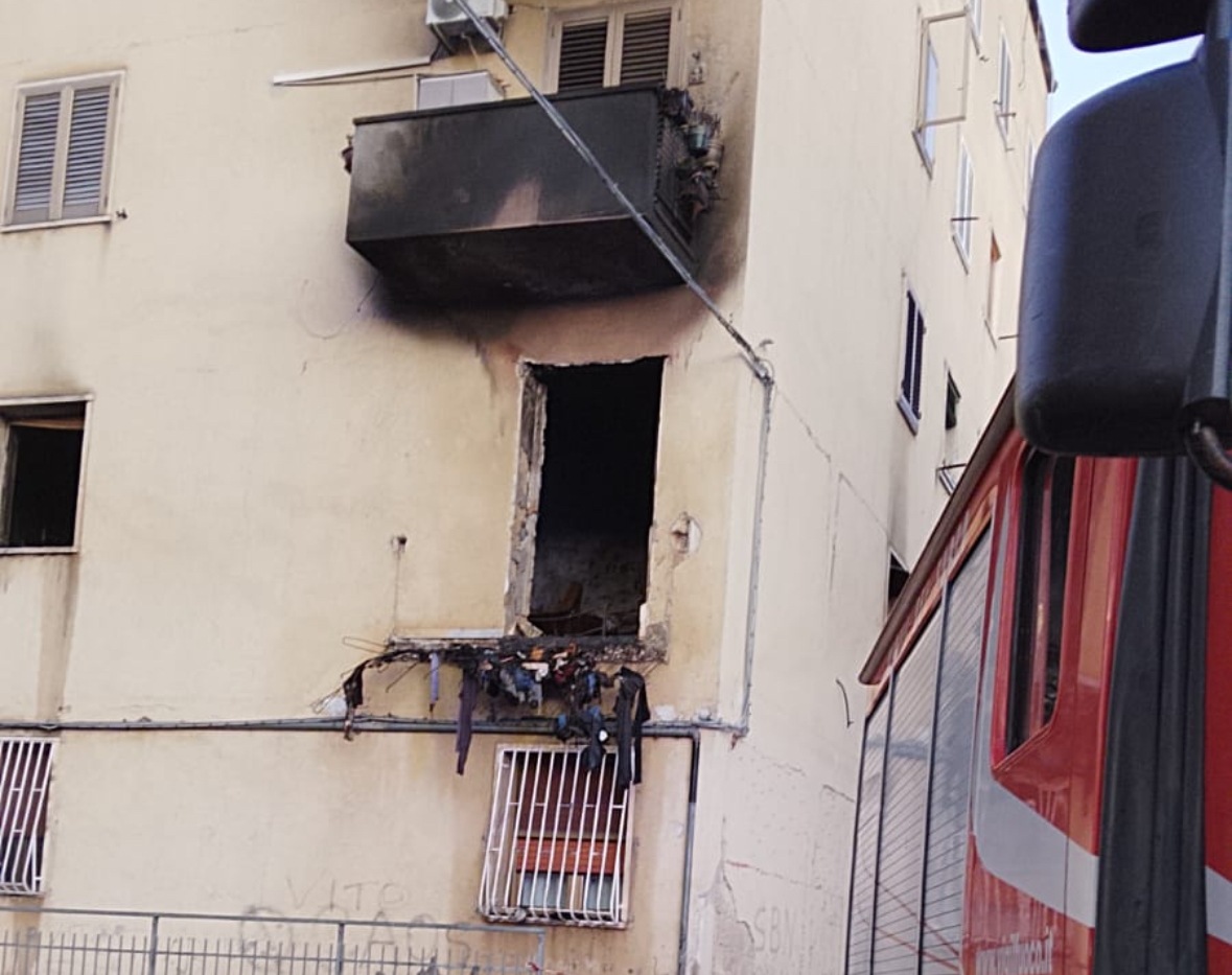 Benevento, fiamme in un appartamento: evacuata una famiglia Benevento, fiamme in un appartamento: evacuata una famiglia