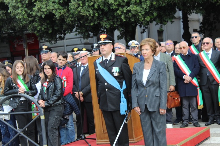 FOTO/ Unità d’Italia e Forze Armate, invocata la pace tra i popoli in piazza IV Novembre FOTO/ Unità d’Italia e Forze Armate, invocata la pace tra i popoli in piazza IV Novembre