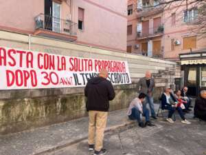 VIDEO/ Piazza Bolognini, sit in per eliminare …De Luca