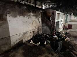 Contenitore di abiti usati danneggiati: la denuncia dell’Asia